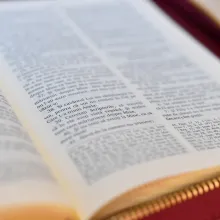 Biserica pune la dispoziţia pacienţilor din spitalele bucureştene peste 900 exemplare din Noul Testament cu Psalmii