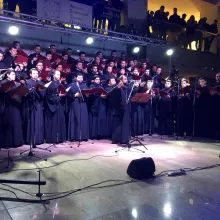 Suma de 60.000 lei colectată la Concertul „După datini, colindăm!” a fost oferită unei tinere aflate în suferință