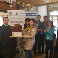 Copiii de la Valea Plopului au primit încălțăminte de iarnă