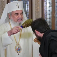 Preotul merge la casele credincioșilor pentru a le reaminti de propriul lor Botez: Patriarhul Daniel