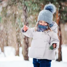 Îmbrăcăminte de iarnă pentru 43 de copii dintr-un sat ilfovean, cu ajutorul Voluntarilor de la Paraclisul CMN