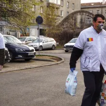 Covid-19: Voluntarii Paraclisului Catedralei activi în acţiunile umanitare. „Aduc un pic de odihnă unor suflete chinuite”