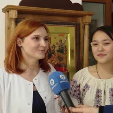 De Ziua Femeii, voluntarii CMN au dăruit flori și cântece la Centrul de îngrijiri paliative „Sf. Nectarie”