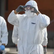 Atelierele Arhiepiscopiei Bucureștilor produc combinezoane pentru voluntari