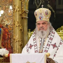 Patriarhul Daniel: Semnele pătimirii de pe Trupul înviat al Domnului arată taina legăturii dintre Cruce și Înviere