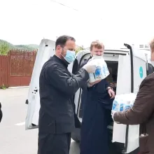 Vălenii de Munte: Preoții au donat alimente la două spitale și un centru social