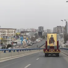 Moaștele Sfântului Dimitrie cel Nou au fost purtate în procesiune pe străzile Capitalei | VIDEO