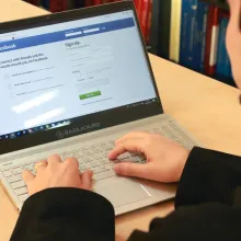 O parohie din capitală le oferă copiilor calculatoare pentru cursuri online