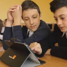 Arhiepiscopia Bucureştilor sprijină cu tablete elevii din anii terminali pentru a încheia anul şcolar