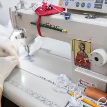 Atelierele Arhiepiscopiei Bucureștilor produc combinezoane din poliester pentru voluntari