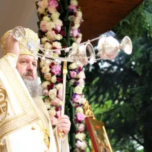 Sărbătoarea Preasfintei Treimi îndeamnă la comuniune, spune PS Timotei