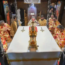 Sfințire la Parohia Scaune | Rolul bisericilor este să aducă laolaltă comunitatea în rugăciune, spune PS Varlaam