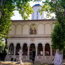 Biserica Sf. Gheorghe–Nou, între clădirile iluminate în roșu în ziua de conștientizare a violențelor împotriva creștinilor