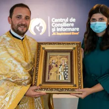 Patriarhul Daniel a donat o icoană și 30.000 de lei centrului de consiliere în criza de sarcină „Sf. Împărăteasă Elena”