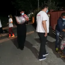 Copiii de la Valea Plopului au primit articole vestimentare de la voluntarii CMN