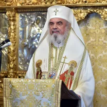 Patriarhul: Crucea ne aduce aminte de iubirea lui Dumnezeu pentru noi / Simţim o putere când ne însemnăm cu semnul Sfintei Cruci