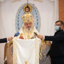 PF Daniel la Catedrala Oradiei: Când biserica este plină, comunitatea ia forma de cruce îndreptată spre Înviere