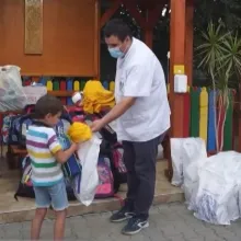 Voluntarii CMN au oferit ghiozdane cu rechizite copiilor de la Centrul Sf. Stelian din Urlaţi