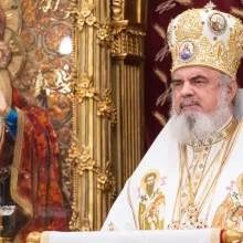 Patriarhul: Cei care nu au copii să înfieze sau să ajute familiile sărace a căror unică bogăție sunt copiii mulți
