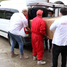 Copiii de la Valea Plopului au primit electrocasnice de la voluntarii CMN