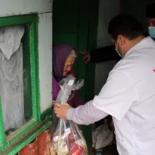 „Implică-te! Împreună reușim mai mult!”: 20 de familii au primit sprijin de la voluntarii CMN