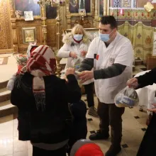 „Implică-te, împreună reușim mai mult!”: 200 de copii au primit daruri de la voluntarii CMN