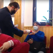 Patriarhul a oferit daruri pentru tinerii cu deficienţe de auz | Proiect pentru un centru social