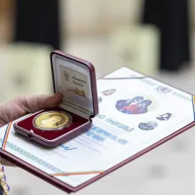 Patriarhul Daniel a oferit diplome şi medalii pentru 27 de unităţi medicale din Arhiepiscopia Bucureștilor