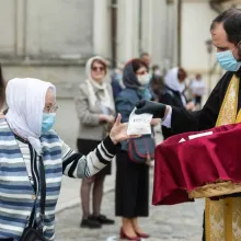 Raport, 2020: În luptă cu pandemia, Biserica a intensificat rugăciunea, filantropia şi protejarea sănătăţii oamenilor