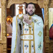 Cum trăieşte preotul misiunea în rândul hipoacuzicilor: Pot să fiu vocea lor în faţa problemelor zilnice