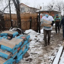 Voluntarii CMN ridică o casă pentru o familie din Trestienii de Sus