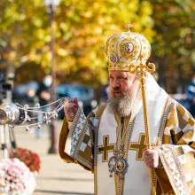 Să părăsim întunericul şi să alegem Lumina: Episcopul vicar Timotei Prahoveanul