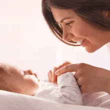 Luna pentru viață | Mai multe femei și un preot oferă mărturii într-o nouă carte despre criza de sarcină