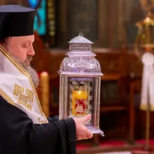 Paști 2021: Sfânta Lumină de la Ierusalim ajunge la Patriarhie în Sâmbăta Mare