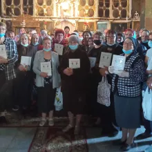 Într-un sat de lângă Ploiești, enoriașii au primit de hram volume cu Istorisiri din Scripturi pentru copii