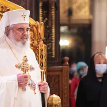Patriarhul Daniel: Iisus Hristos iartă, vindecă şi ridică pe cel bolnav