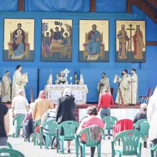 Jurnaliștii Patriarhiei, în rugăciune către Sfânta Treime. Este hramul Centrului de Presă Basilica