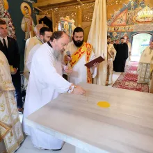 Prahova: O biserică închinată Sf. Parascheva a fost sfințită la exact 380 de ani de la sosirea moaștelor sale la Iași