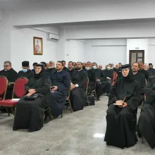 Vălenii de Munte: Ce s-a discutat la conferința preoților care au în administrare cimitire parohiale