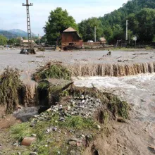 Patriarhia sprijină financiar familiile din Alba Iulia afectate de inundaţii