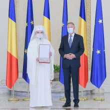 Preşedintele Klaus Iohannis a oferit Patriarhului Daniel cea mai înaltă decoraţie a statului român