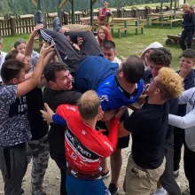 Preotul care duce gratis copii surzi în tabere implementează un schimb de experienţă cu cei auzitori