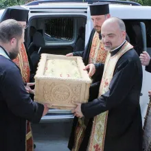 Satul renăscut din cenușă: Parohia Dimieni este prima care primește un veșmânt al Sf. Ioan cel Nou de la Suceava