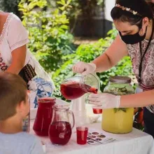 O parohie din inima Capitalei organizează un târg caritabil pentru a le cumpăra rechizite copiilor vulnerabili