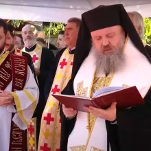 Credincioşii parohiei „Sf. Andrei” – Militari vor avea o nouă biserică. PS Timotei Prahoveanul a pus piatra de temelie