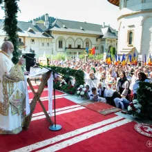Patriarhul, către pelerinii de la Putna: Credincioşii simt iubirea de mamă a Maicii Domnului / Ea este rugătoare pentru toată lumea