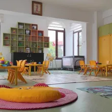 În Vălenii de Munte a fost construită prima creşă a Arhiepiscopiei Bucureştilor. Imagini, program, înscrieri