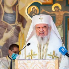 Hristos nu ne cere să ne purtăm singuri crucea, spune Patriarhul Daniel