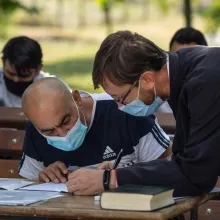 Niciodată nu e prea târziu: Deținuții de la Jilava învață să scrie cu preotul Marius Ilie