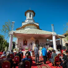 Patriarhul României a sfințit Biserica Parohiei Brâncuși. Două persoane au primit „Crucea Patriarhală”